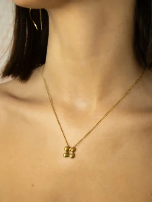 Collar Dorado Trébol Moderno